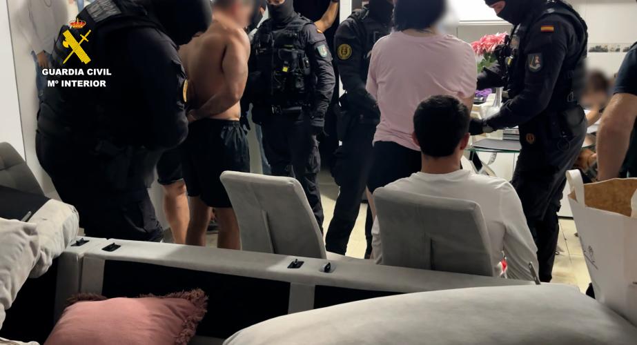Imagen de los detenidos durante la operación 
