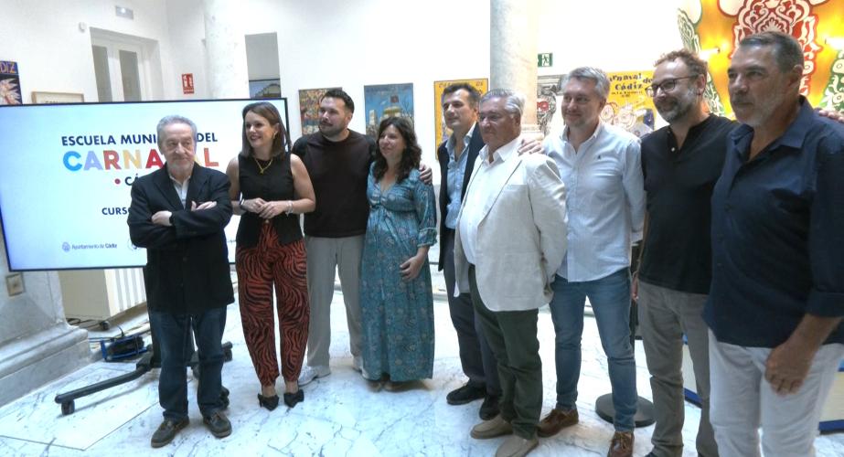 Foto de familia en la Casa del Carnaval 