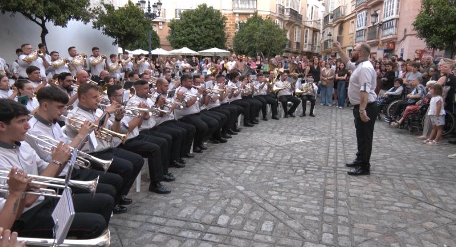 La plaza de San Francisco acoge el concierto eucarístico de Polillas.
