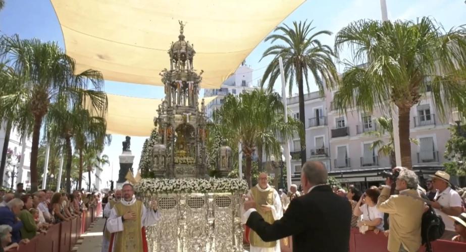 Radiante jornada de Copus Christi en Cádiz.