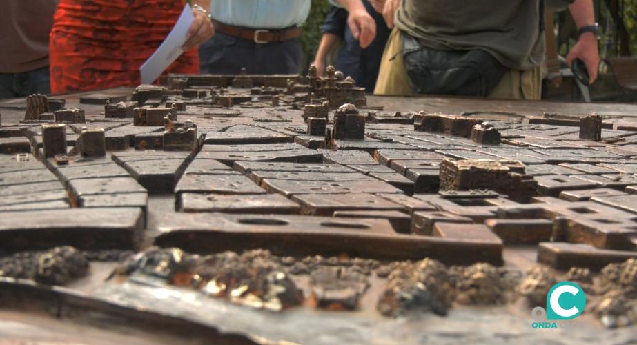 La maqueta tiflológica está desde este viernes en el Paseo de Canalejas, frente al puerto.