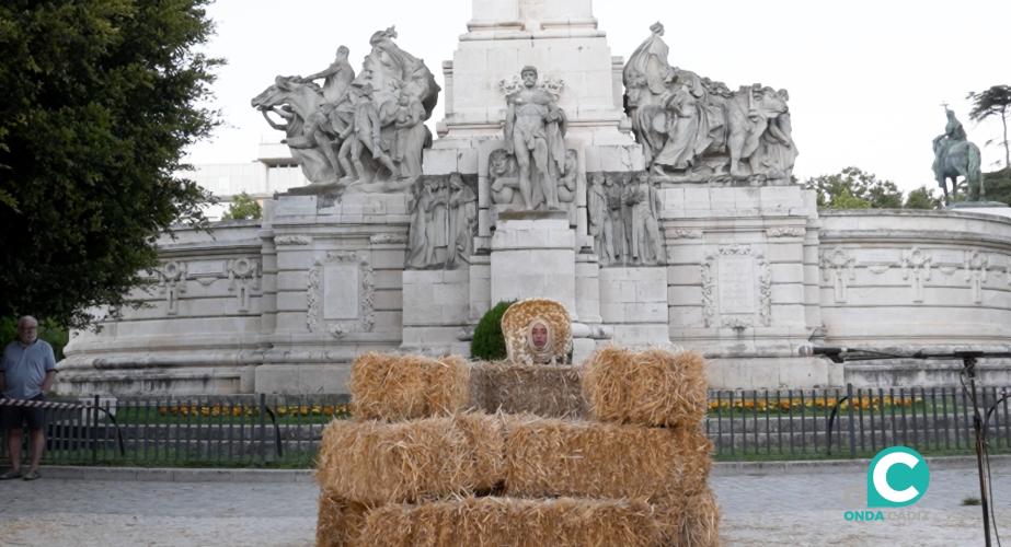 Laura Morales presenta la pieza 'La nueva bestia' en la Plaza de España. 