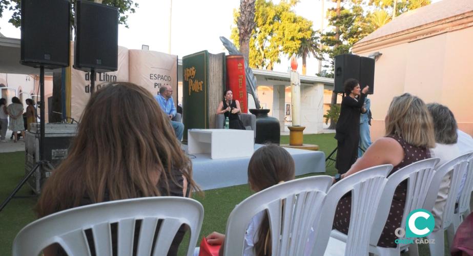 La pregonera de la Feria del Libro, Míriam Tirado, junto al coodinador, Alejandro Luque. 
