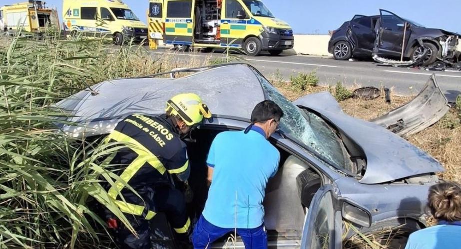 Bomberos y sanitarios en las labores de extracción de uno de los afectados en el siniestro