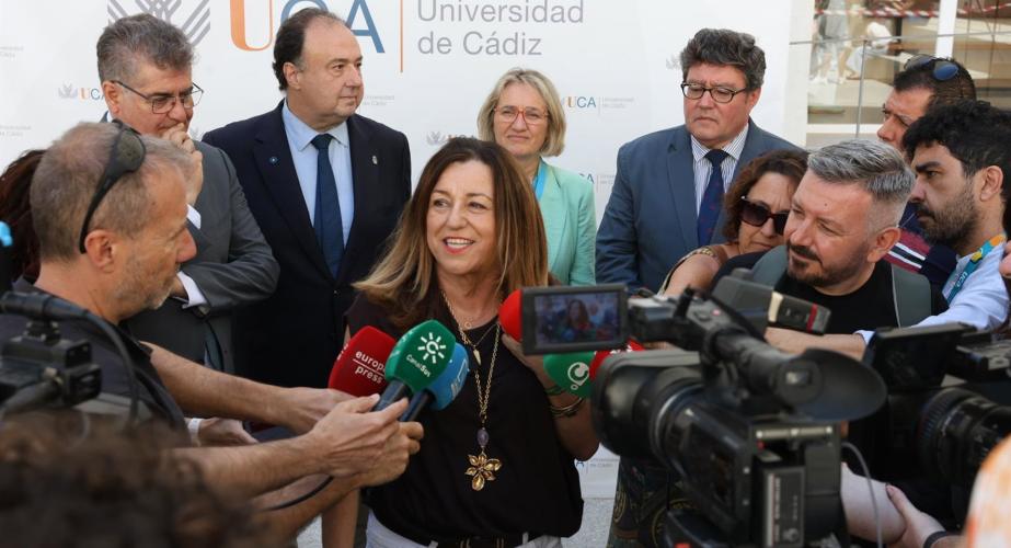 Un momento de la intervención a los medios en el inicio de la PAU en Cádiz
