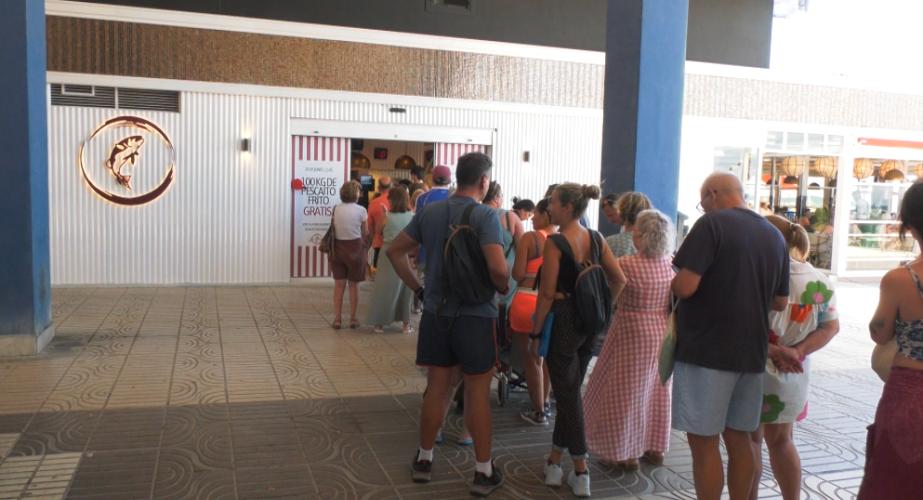 Pescado frito gratis para la apertura de un nuevo negocio de hostelería en el Paseo Marítimo.