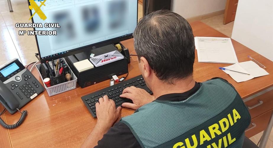 Agente de la Guardia Civil en labores de investigación