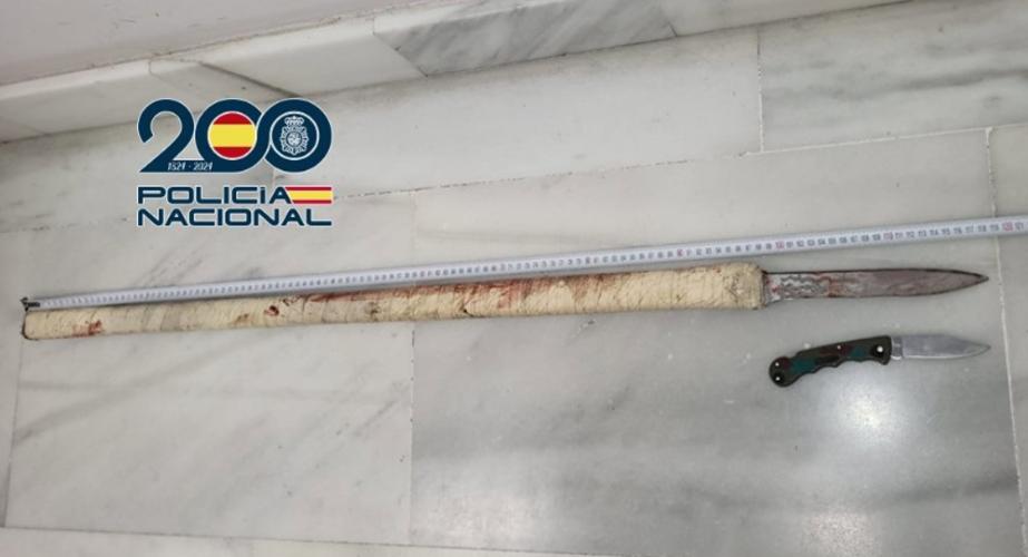Armas supuestamente utilizadas por el arrestado por apuñalar a otro tras una pelea