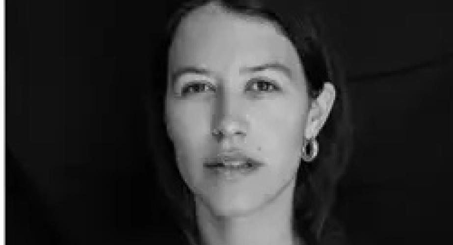 Torres es una poeta y novelista española cuya obra ha destacado tanto en la poesía contemporánea como en la narrativa.