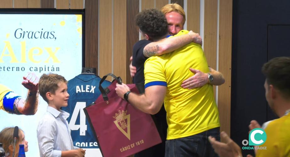 El capitan acompañado de sus hijos se abraza entre lágrimas al final del acto 