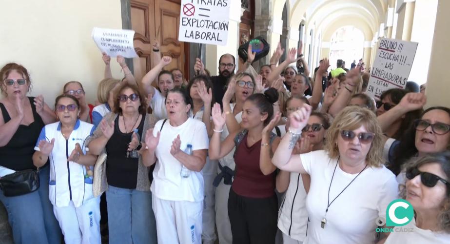 Las trabajadoras durante su concentración a las puertas del Ayuntamiento