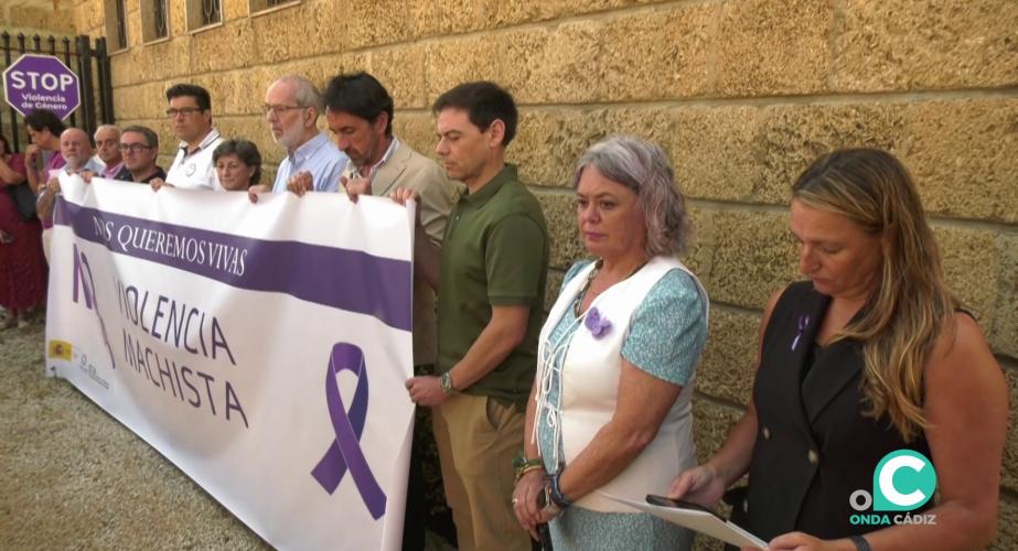 Un momento de la concentración de este lunes en la Subdelegación de Gobierno de Cádiz