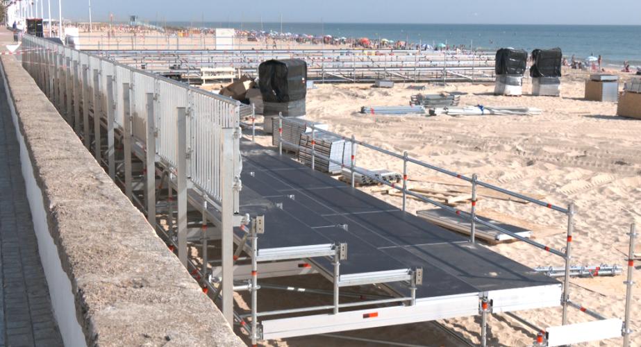 El Cádiz Arena se prepara para el comienzo de la competición en la playa Victoria.