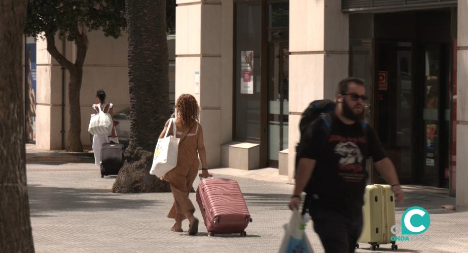 Visitantes paseando por Cádiz.