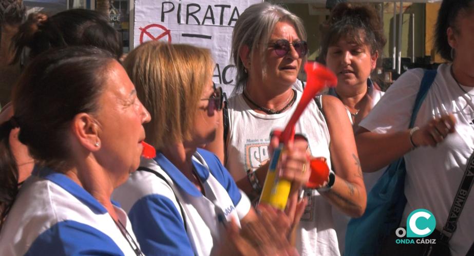 Las trabajadoras durante una protesta a las puertas del Ayuntamiento