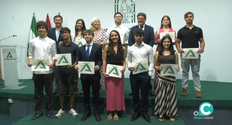 Foto de familia de los premiados.