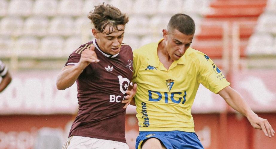 Arribas en una acción del encuentro ante un jugador del conjunto inglés (Foto: Cádiz CF)