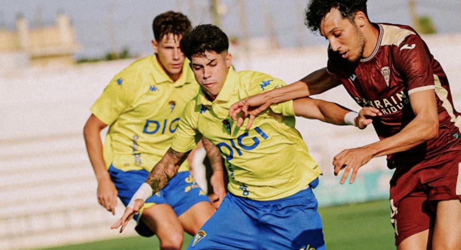 Antoñito Cordero en una acción del encuentro (Foto: Cádiz CF)