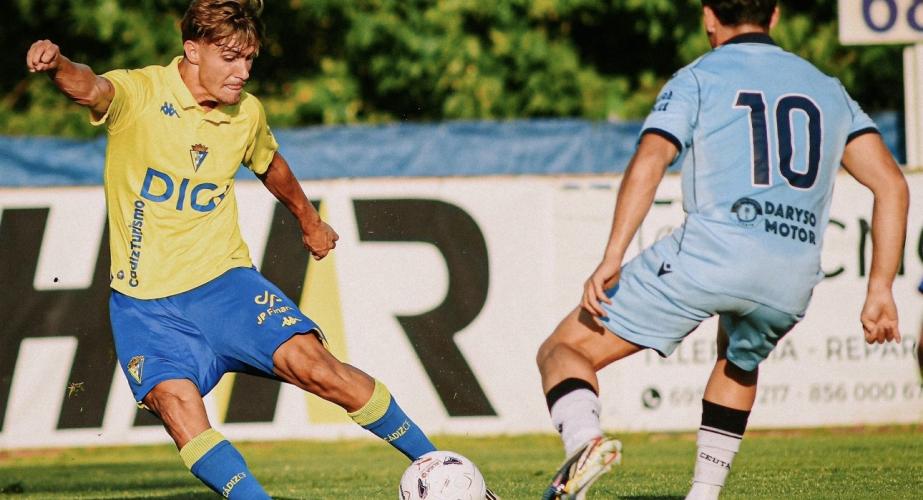 De la Rosa en una acción del encuentro (Foto: Cádiz CF)