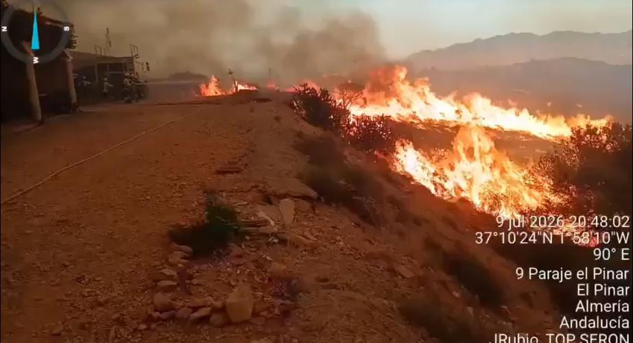 El fuego ha obligado a evacuar a más de un millar de personas