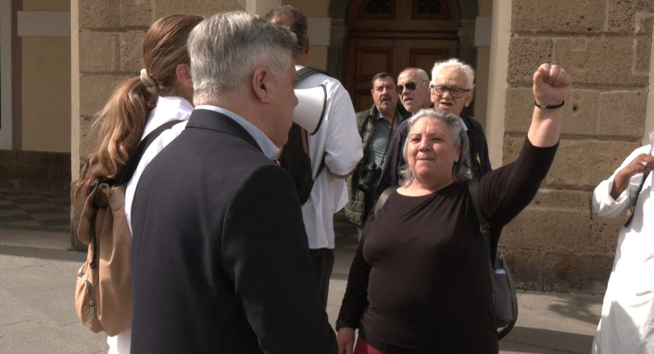 Una protesta de ayuda a domicilio a las puertas del Ayuntamiento de Cádiz.