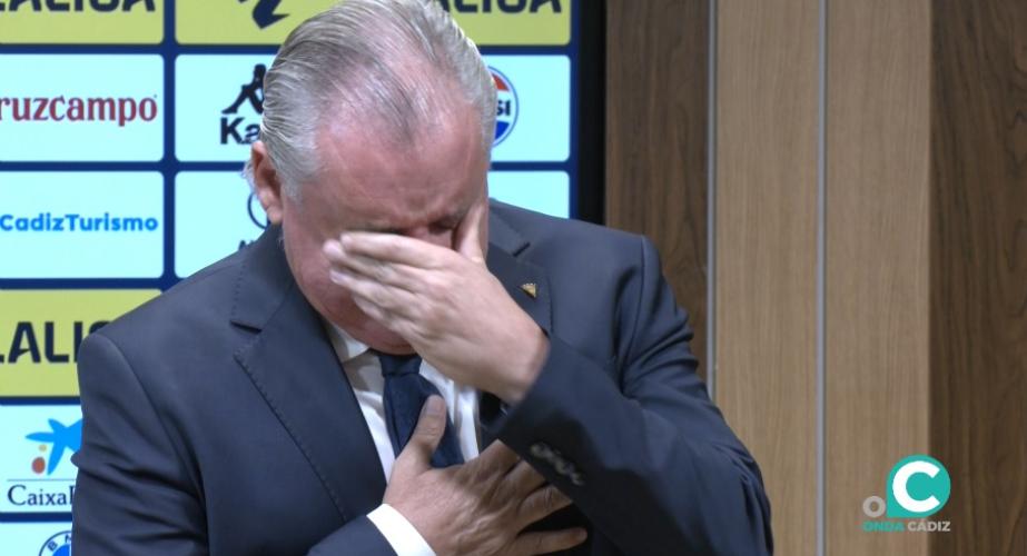 Manuel Vizcaíno emocionado en el momento de su despedida
