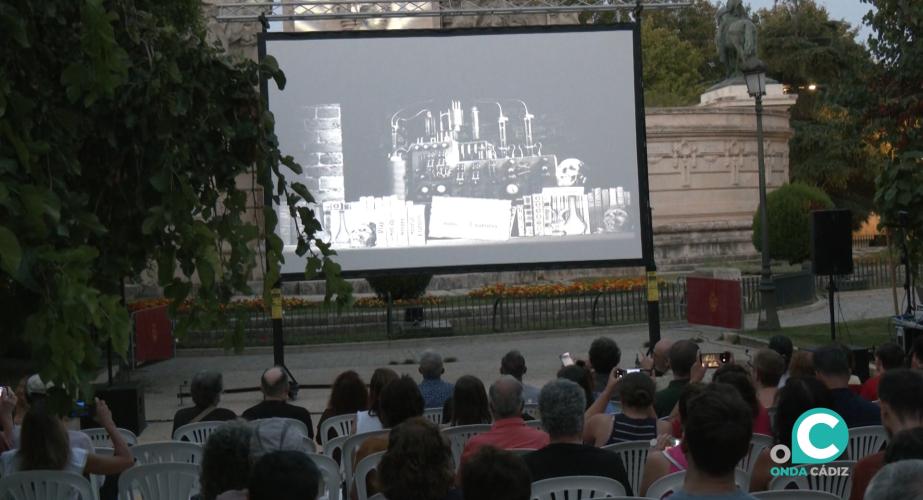 La Plaza de España ha sido escenario de la primera proyección del ciclo "Clásicos al aire libre".