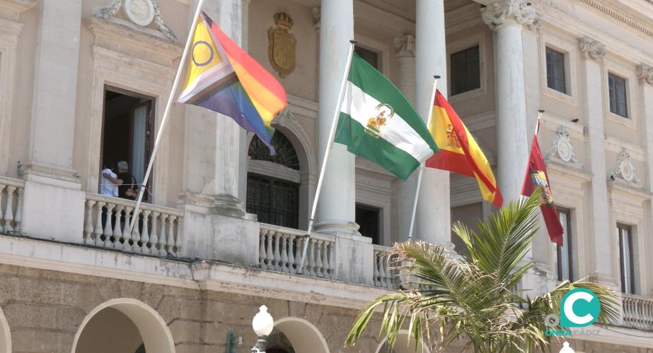 Momento del izado de la bandera lgtbi inclusiva en la fachada consistorial. 