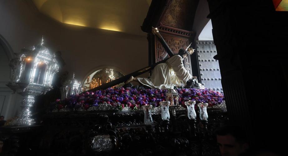 Salida de la imagen de la Hermandad de Jesús Caído en la tarde del Martes Santo de 2026