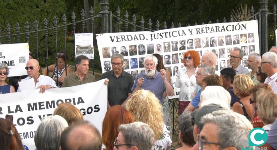 Concentración convocada por la Asociación para la Recuperación y Divulgación de la Memoria Histórica en Cádiz.