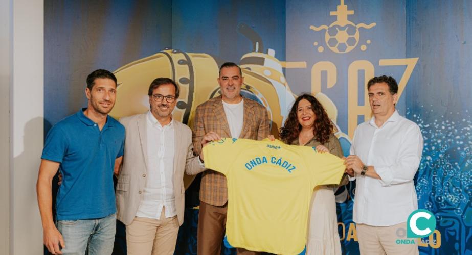 El club ha obsequiado a la emisora con la nueva camiseta oficial (Foto: Cádiz CF)