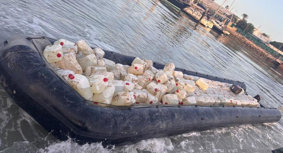Embarcación con 370 garrafas de gasolina intervenido en la desembocadura del río Guadalete