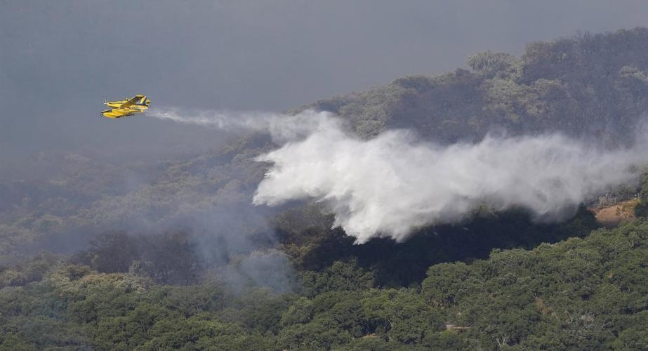 Medios aéreos del Plan Infoca trabajan en las labores de extinción
