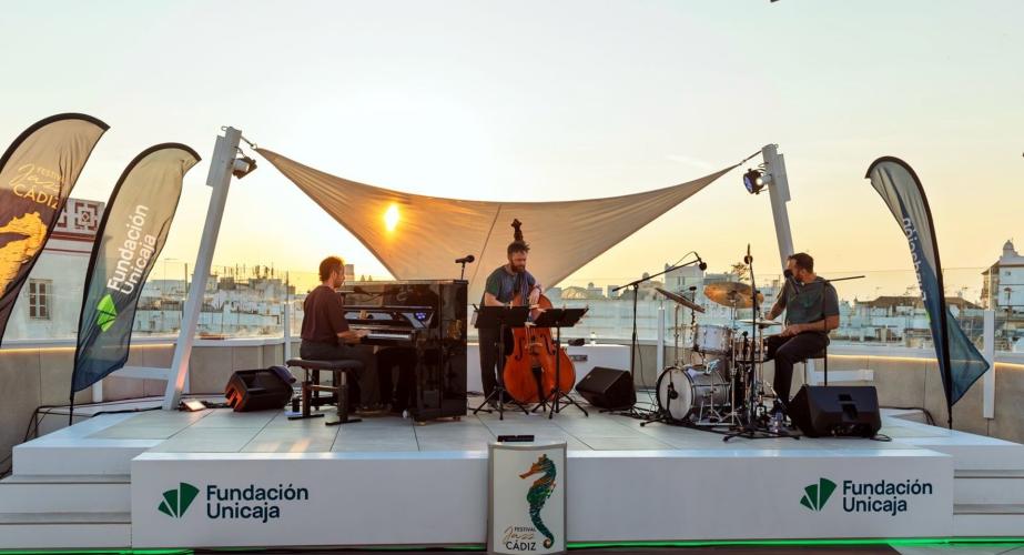 El primer concierto estuvo a cargo del trío K12