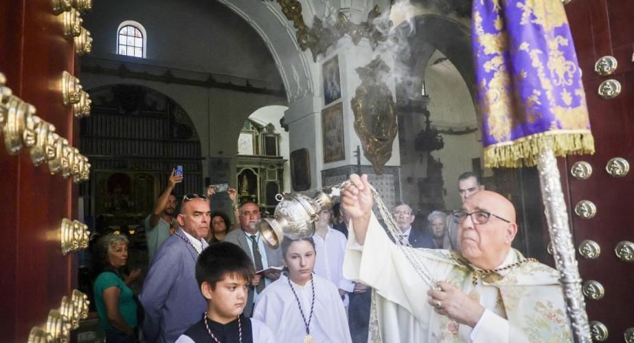 Momento de la bendición de la puerta principal de Santa María