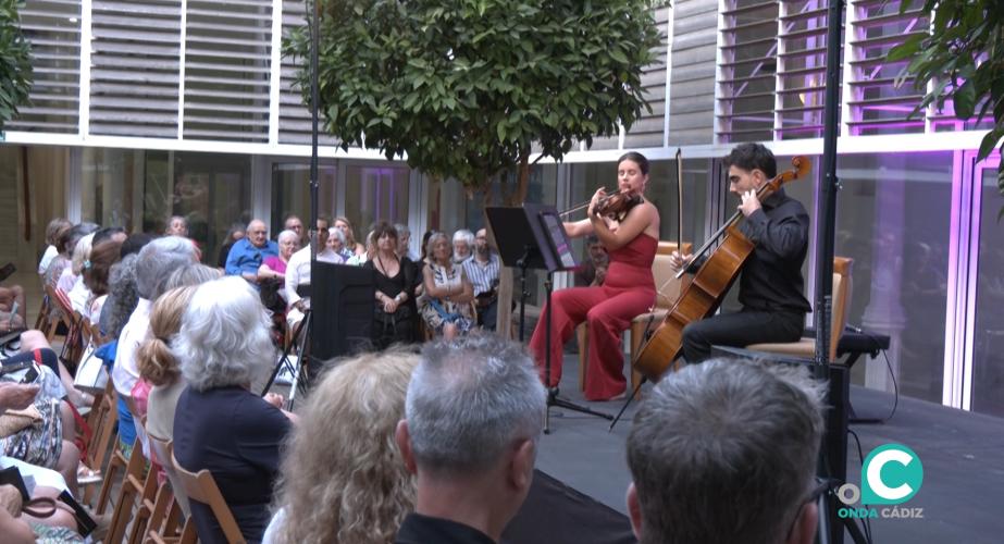 La violinista María Rodríguez y el violonchelista Jorge Gresa ofrecieron concierto en ECCO. 