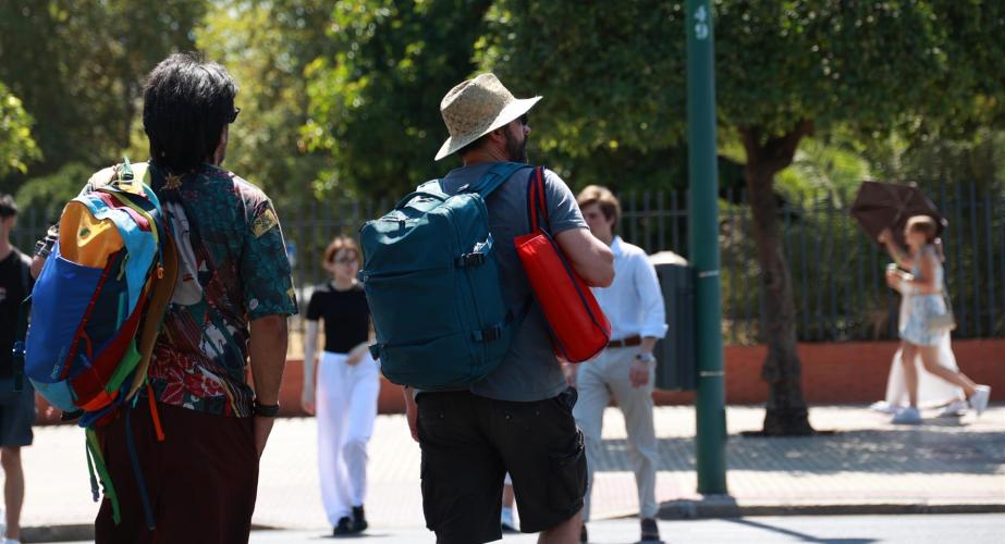 Varias personas se protegen del sol con sombreros en un imagen de archivo