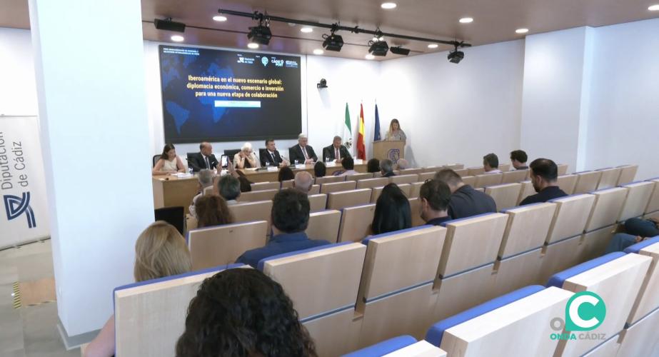 Autoridades e invitados en la mesa que presidió el acto