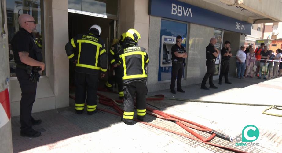 Bomberos en el portal de entrada del bloque donde se produjeron los hechos