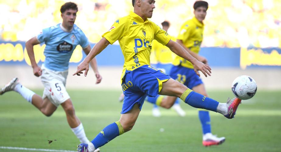 Izeta en una acción del choque (Foto: Cádiz CF)