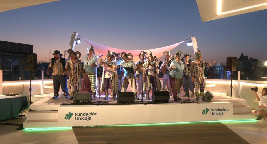 Unicaja hace sonar las coplas del Carnaval de Cádiz en su terraza.