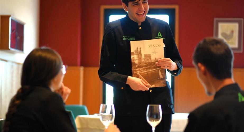 La Escuela de Hostelería de la Junta de Andalucía aún oferta plazas para la formación de sala.
