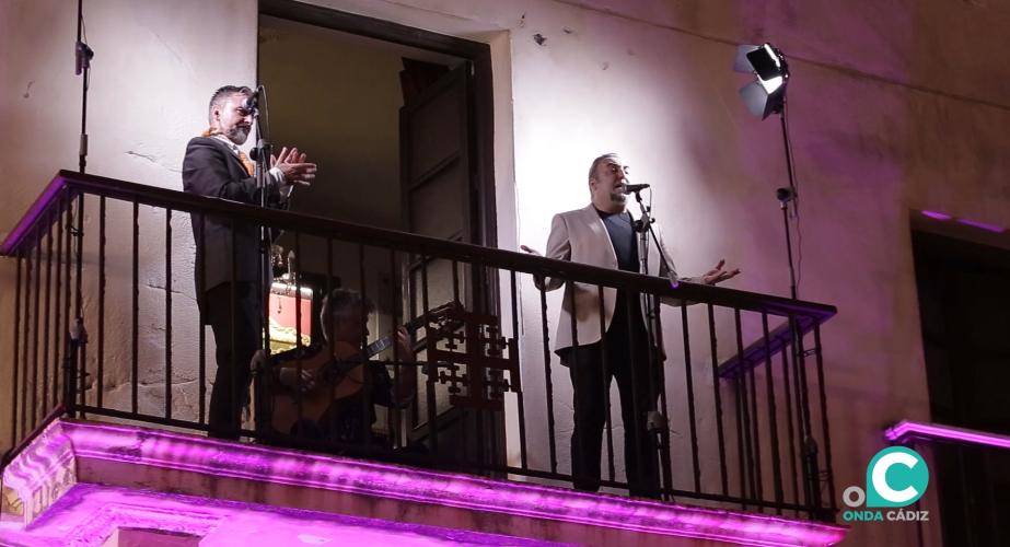 Manolo Gago y Alejandro Silva desde el balcón de la iglesia de Santa María