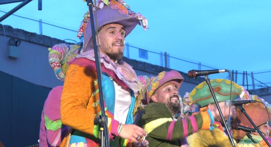 Un momento de la actuación de la comparsa 'Los invisibles'