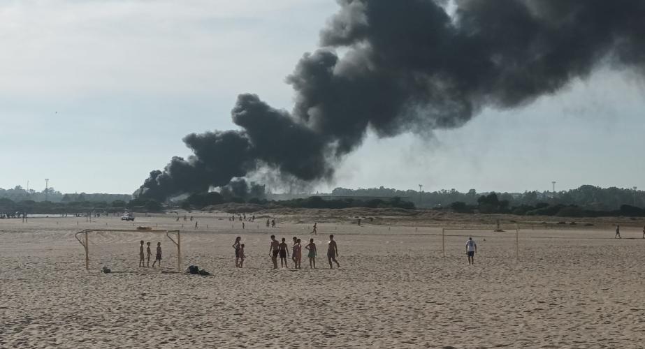  Las llamas han generado una columna de humo negro de gran altura.