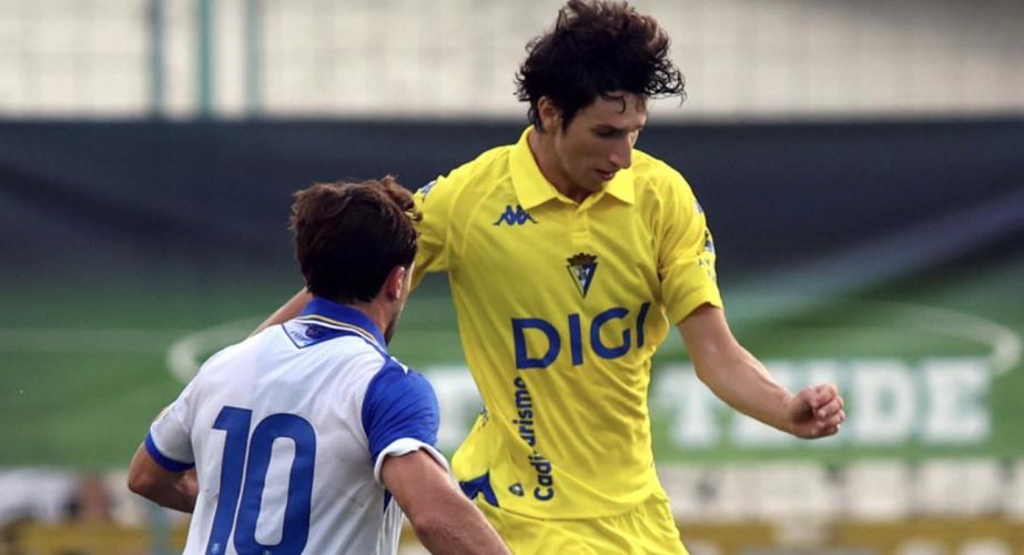 Ibón Sánchez en una acción del choque (Foto: Cádiz CF)