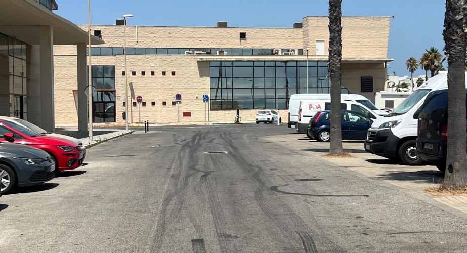 La Policía Local actúa ante una concentración de vehículos y conductas peligrosas en la zona de la ITV. 
