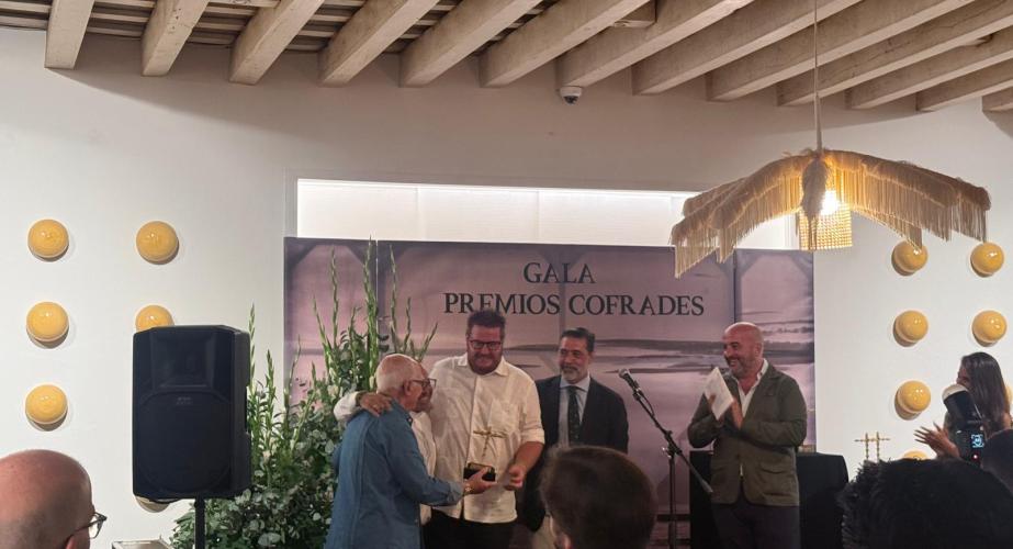 La hermandad de Vera Cruz ha organizado estos galardones con una cena benéfica