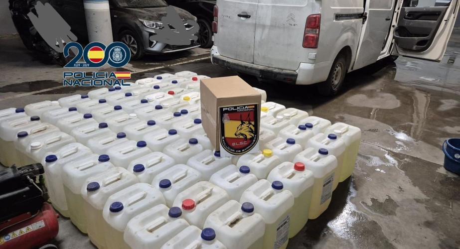 Petacas con el material incautado