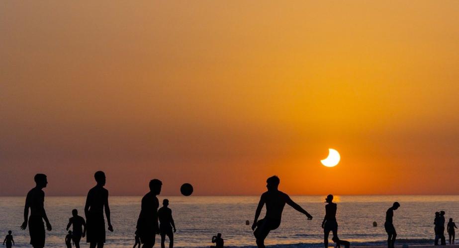 Momento del eclipse parcial visto desde la playa de Camposoto en San Fernando